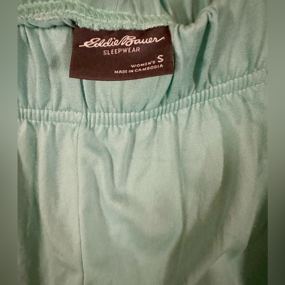 Women’s size medium 2 pack of Eddie Bauer shorts - Picture 3 of 5